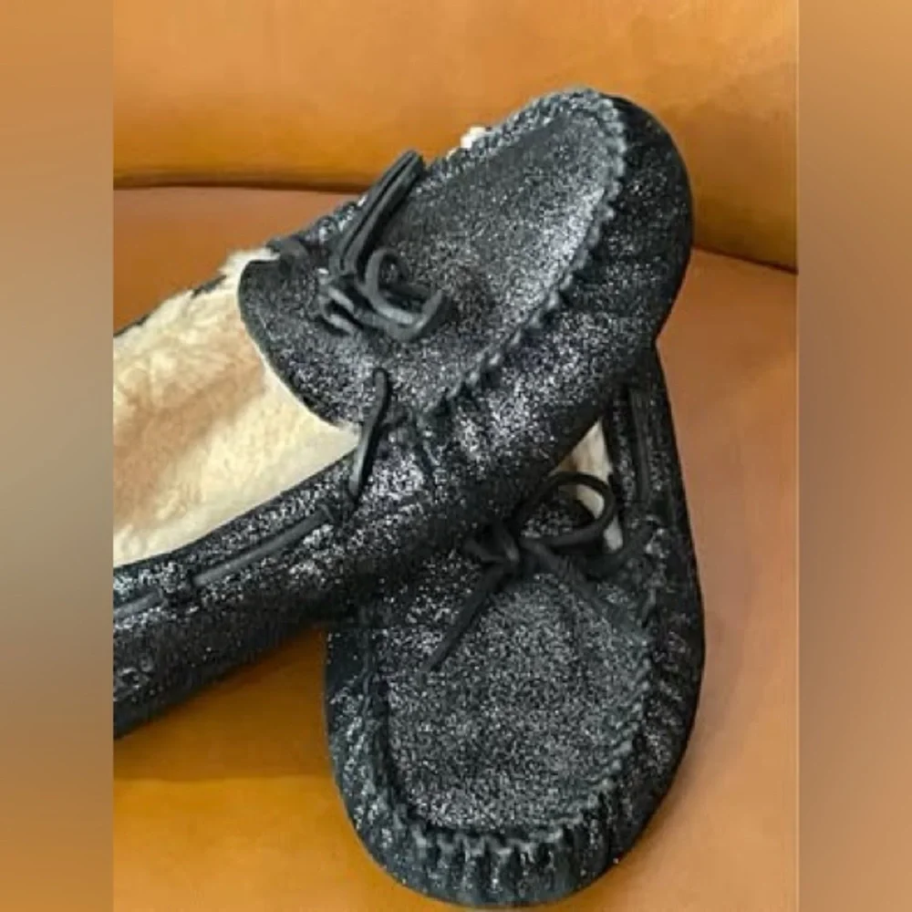 UGG Dakota Black Shimmer  Moccasins Slippers Size 1.5~2 ( see photo